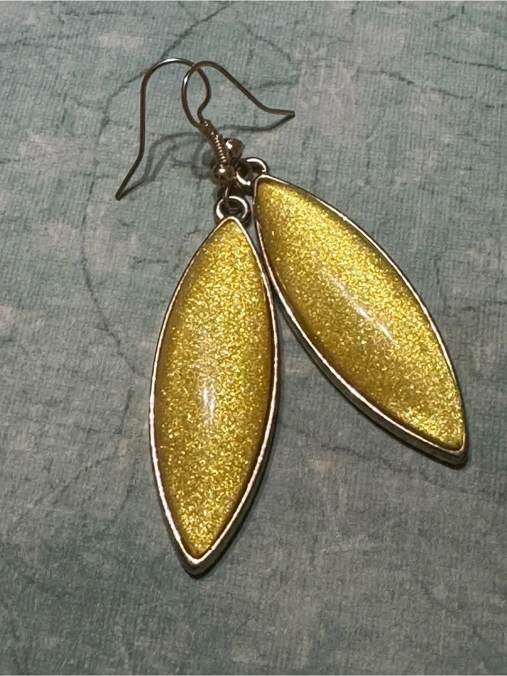 SPARKLY GOLD TONE EARRINGS